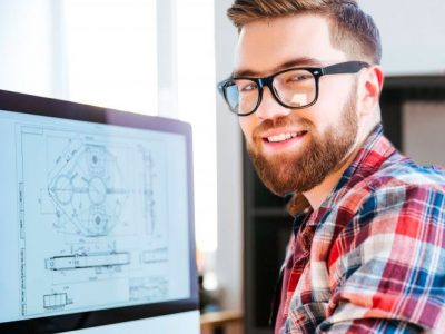 glücklicher Mitarbeiter an seinem Arbeitsplatz