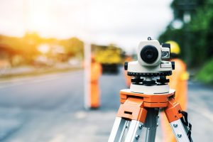 Totalstation für Vermessungsarbeiten an einer Straße
